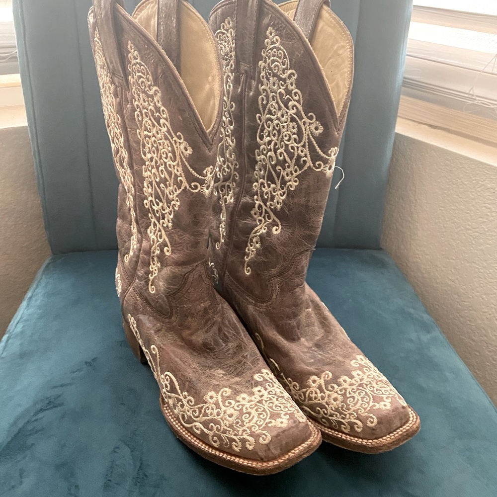 Corral Woman’s embroidered cowgirl boots